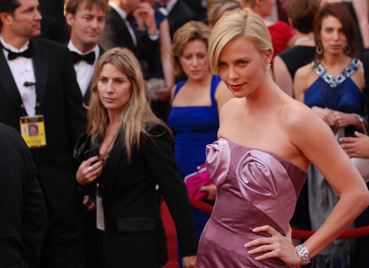 Taille de Charlize Theron : à combien culmine la star, et comment comparer ?